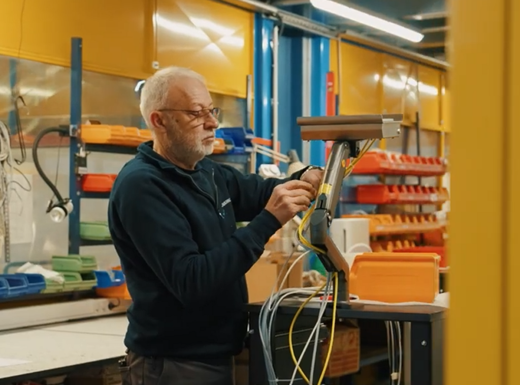 collaborateurs de 3R industries, qui travail sur la conception d'une machine d'essai